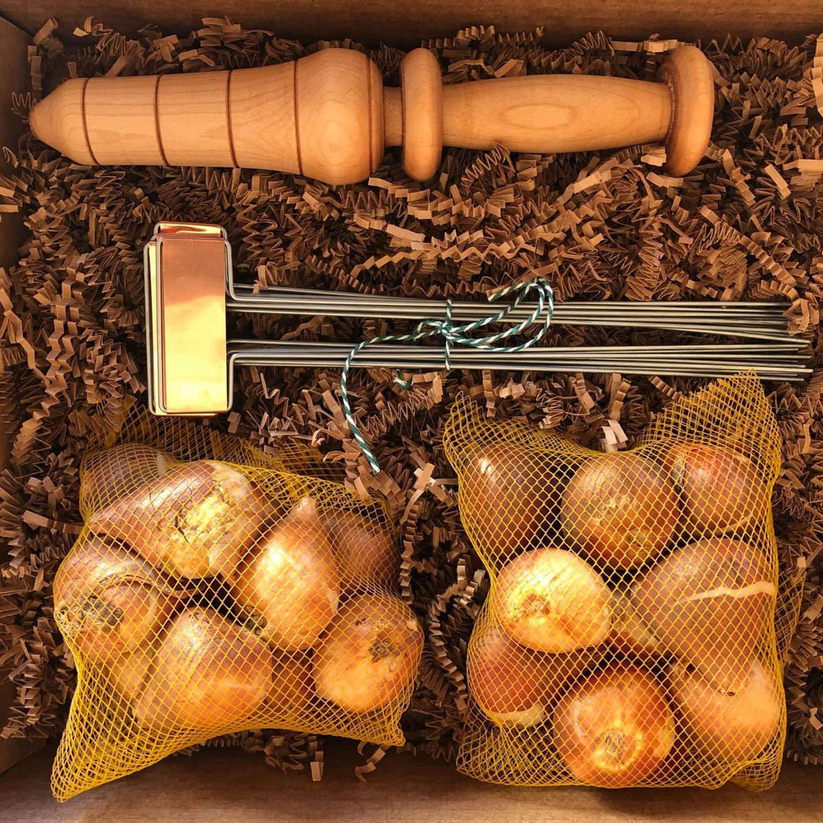 gardening-gift-box-fall-winter-tulip-planting-set-bulb-planter-copper-garden-mar.webp Gardening Gift Box - Fall/Winter Tulip Planting Set(Bulb Planter, Copper Garden Markers and Tulips